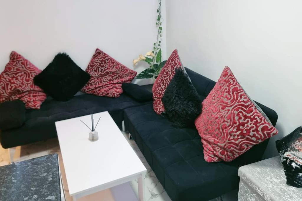 Entire-2 Bedroom Apartment With Driveway,1Free Parking Nottingham Dış mekan fotoğraf
