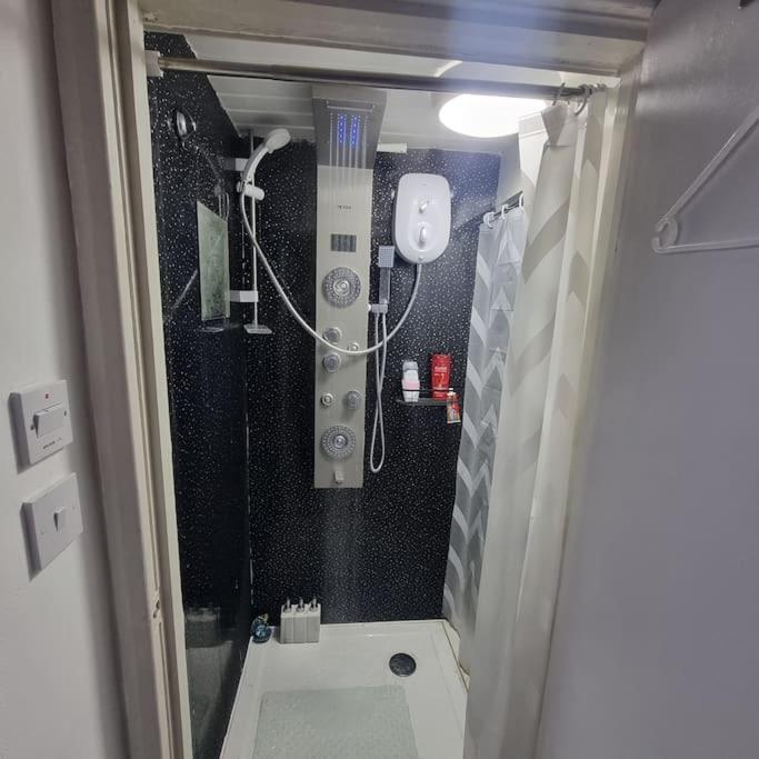 Entire-2 Bedroom Apartment With Driveway,1Free Parking Nottingham Dış mekan fotoğraf